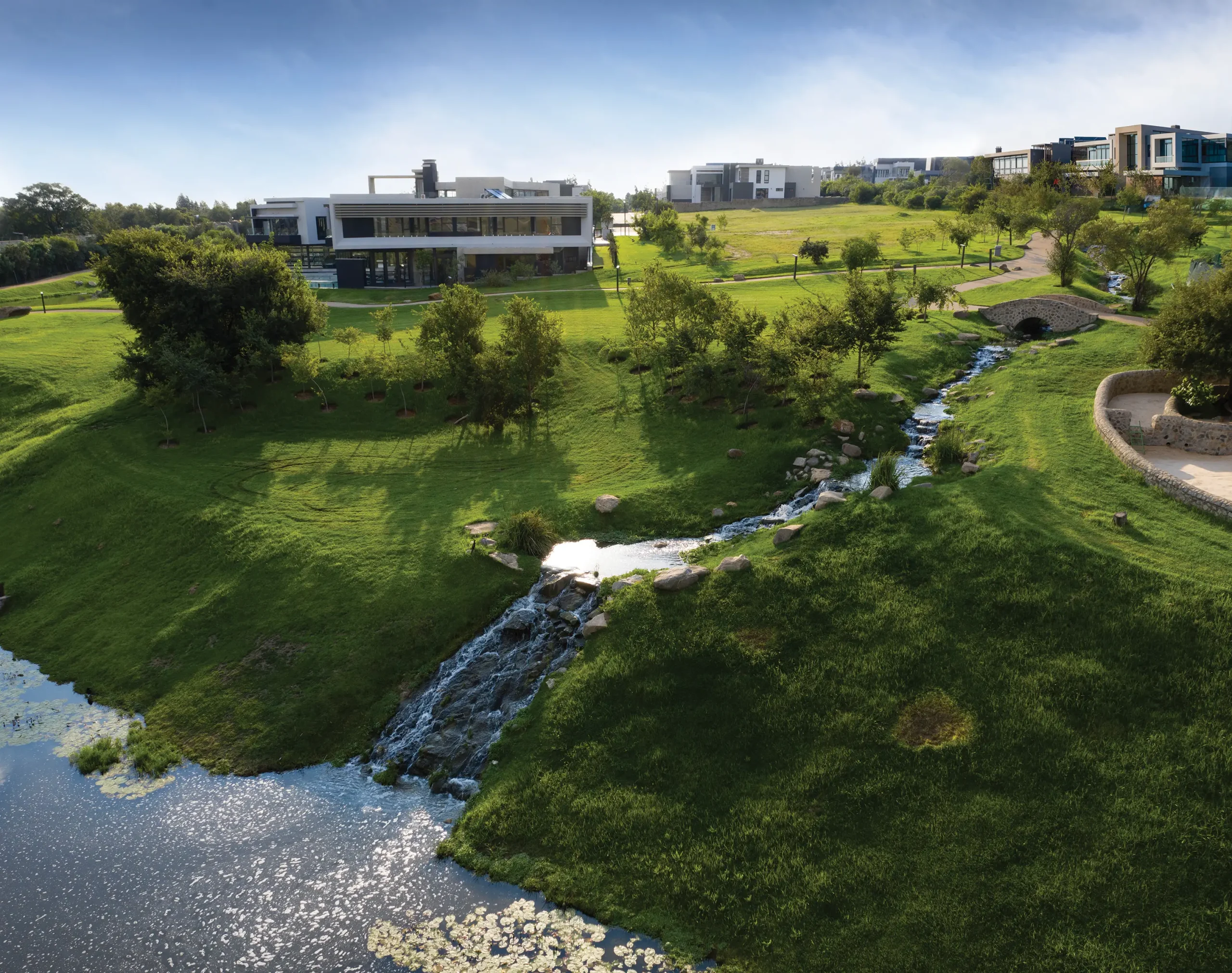Grand 1,500m²+